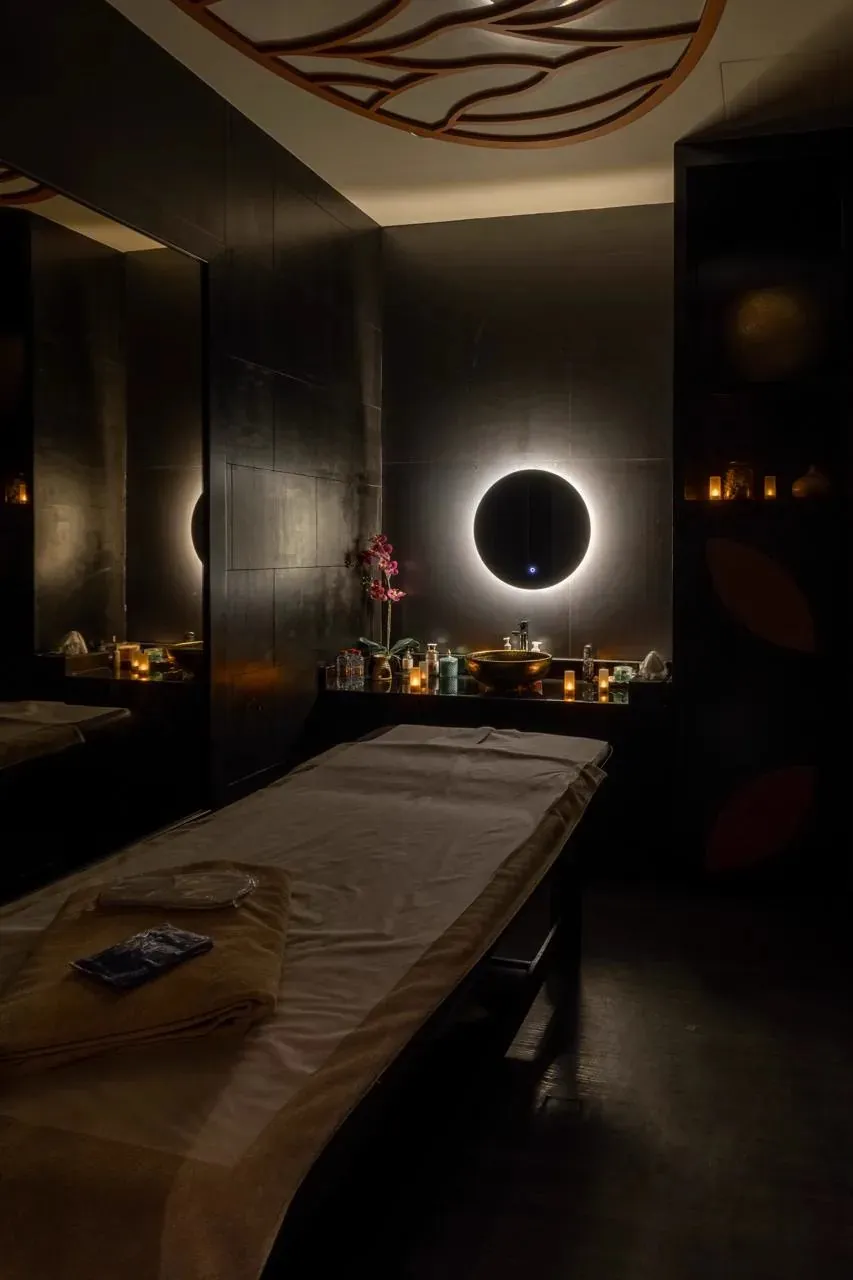 Dark treatment room with round backlit mirrors